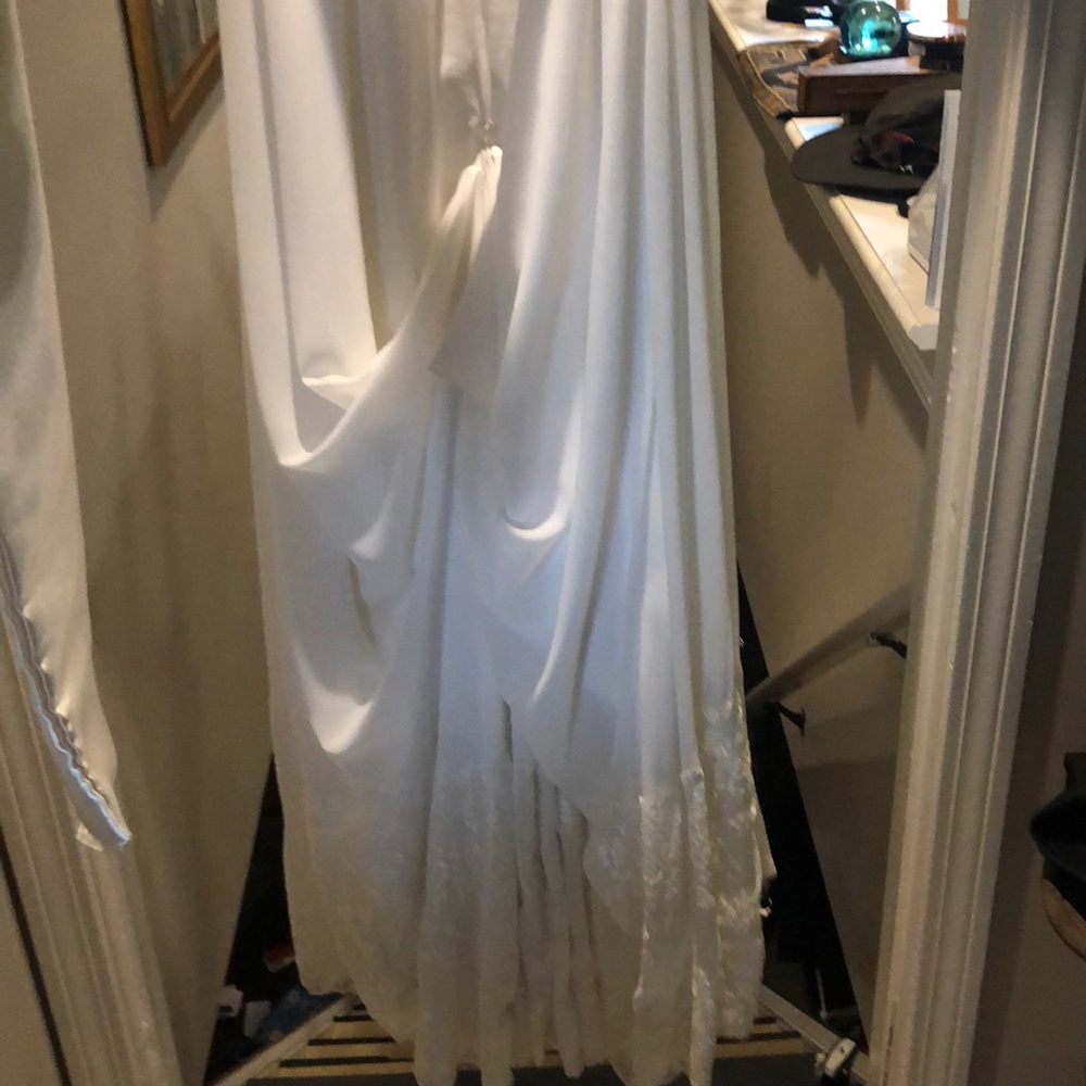 Beautiful custom made lace wedding dress - Picture 4 of 8